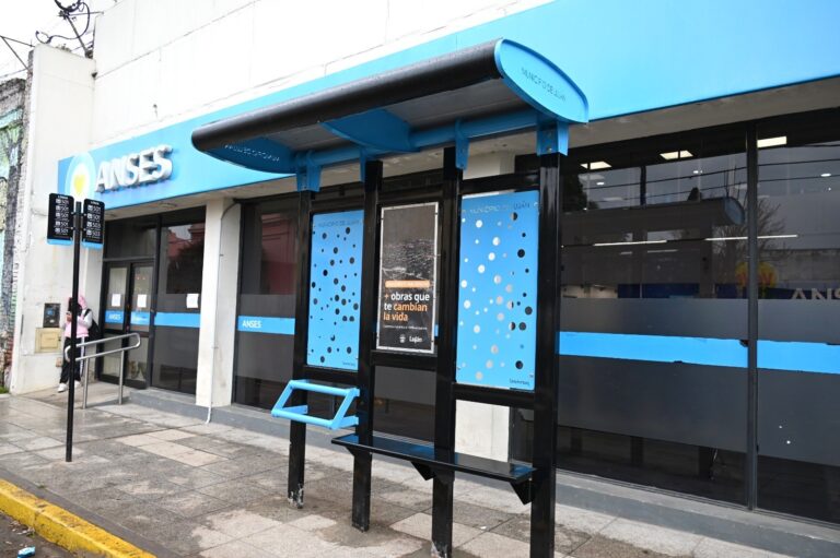 El Municipio de Luján instaló nuevos refugios de colectivo