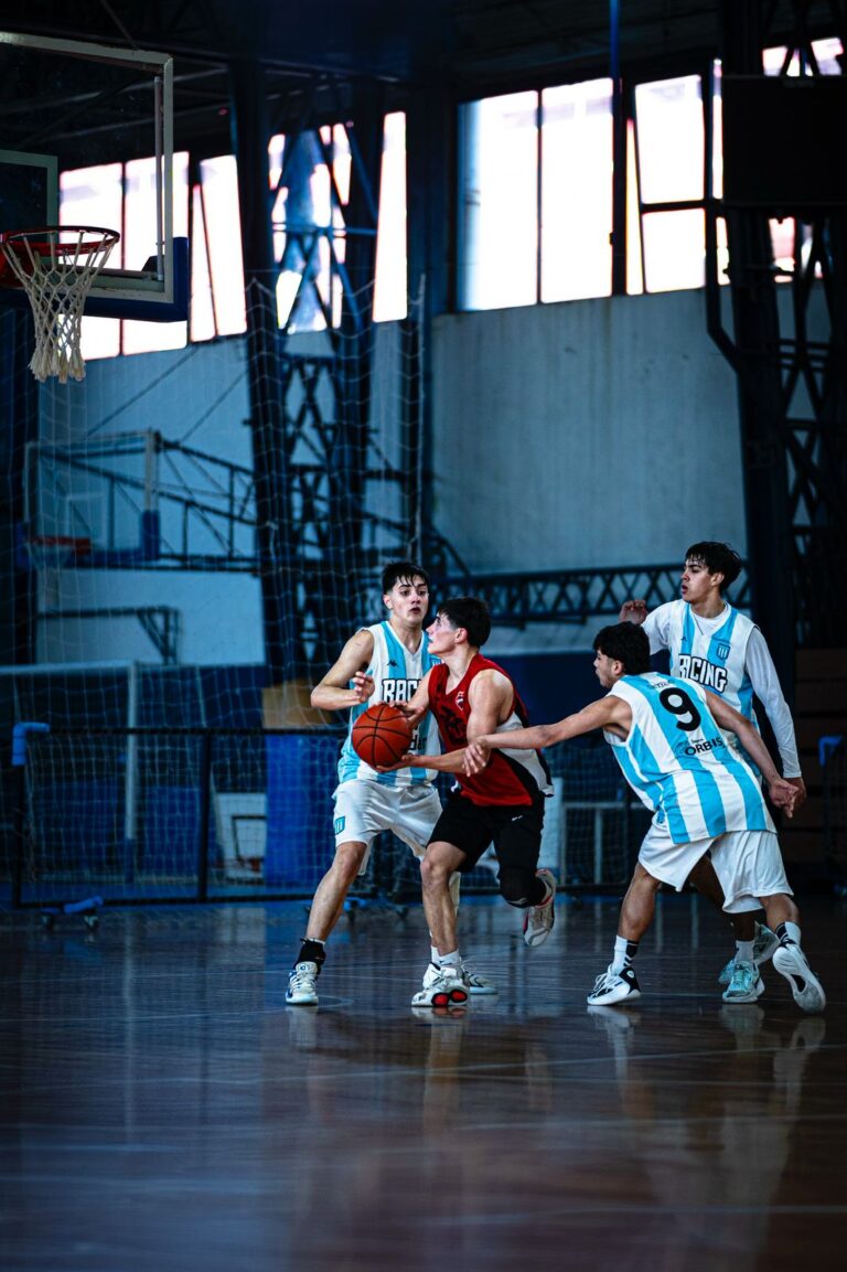 Mano a mano con un joven basquetbolista de Navarro se destaca en Athletic de Lobos