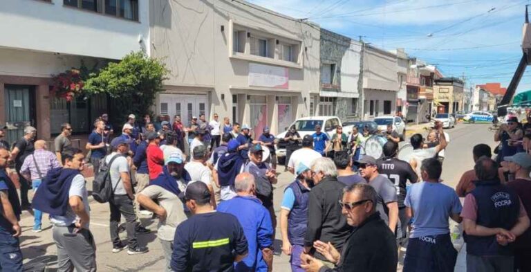 Despidos en Cerámica: trabajadores volvieron a protestar en el Ministerio de Trabajo