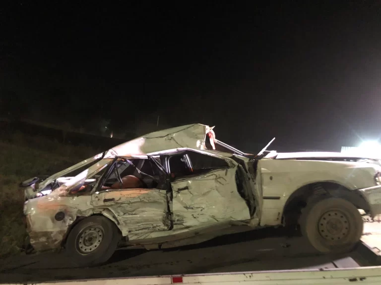 Cuatro fallecidos tras un violento choque entre un auto y un camión en la tarde del domingo