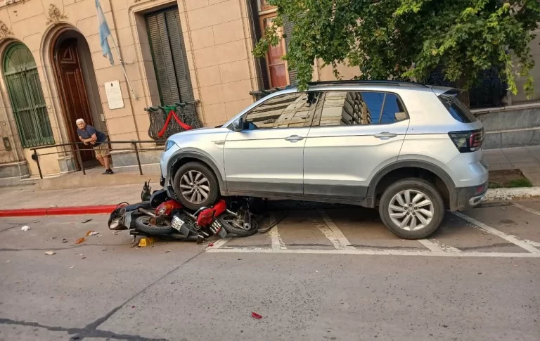 Automovilista perdió control de vehículo y embiste a tres motos estacionadas