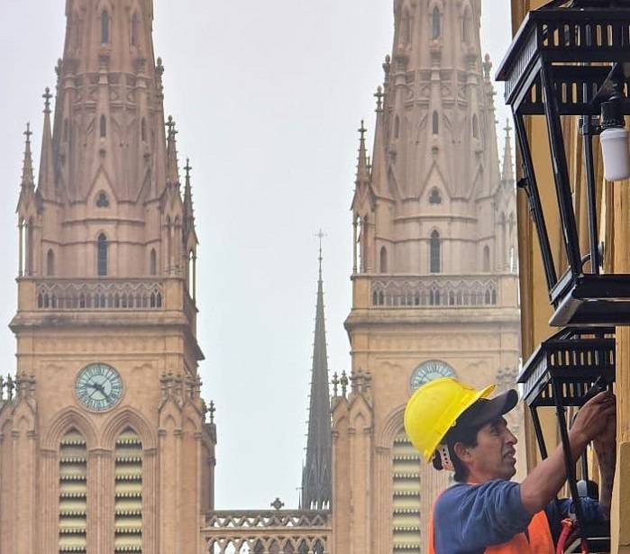 Realizan la reconversión de las farolas de la recova