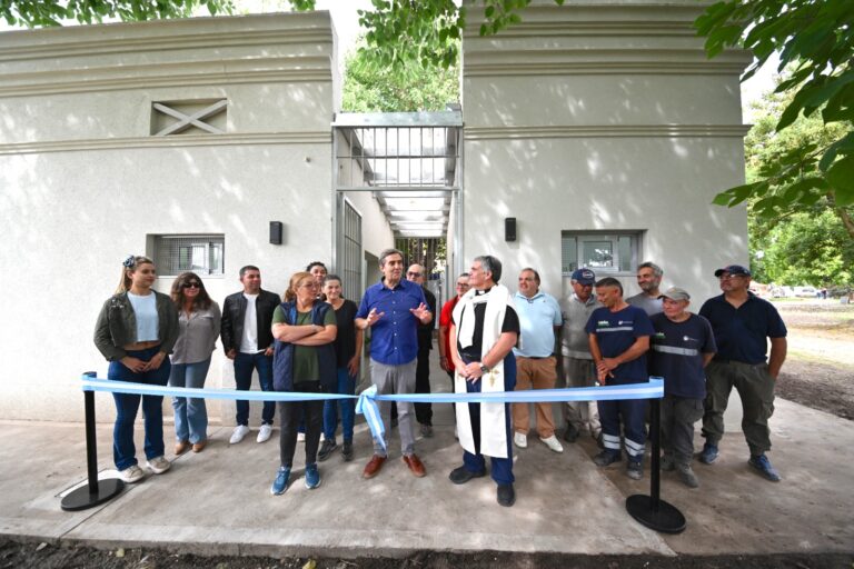 Inauguran baños públicos en Carlos Keen