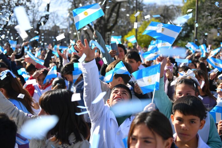 Multitudinaria promesa a la bandera de estudiantes mercedinos