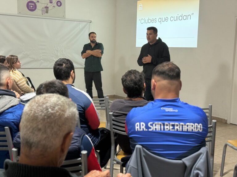 Giles: Fortalecen clubes de barrio con equipamiento deportivo y una jornada de capacitación integral