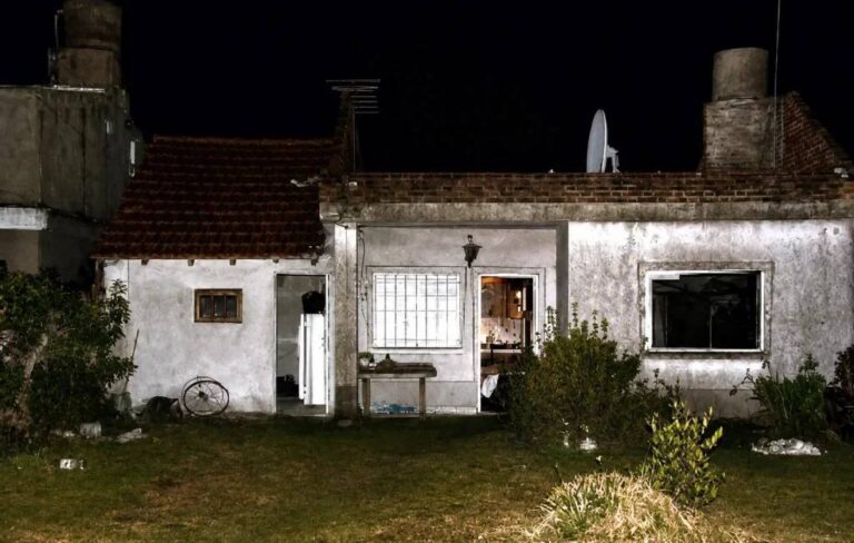 Le clavaron un cuchillo en la cabeza y lo prendieron fuego – La Noticia 1