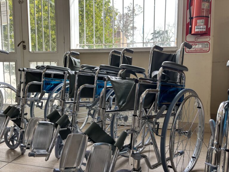 El Municipio De Luján entregó  sillas de ruedas en el Hogar Granja Padre Varela