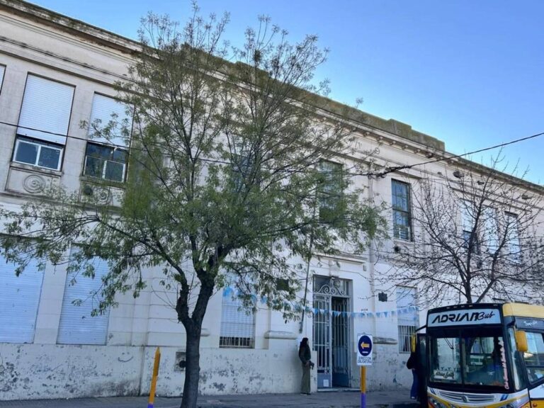 Pelea entre alumnas terminó en una batalla campal con padres frente a una escuela de Bahía Blanca – La Noticia 1