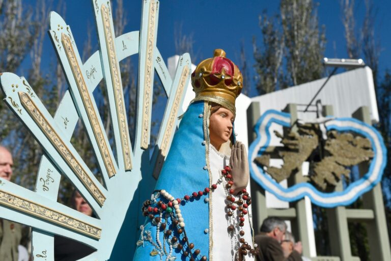 Propician la construcción de una capilla en el cementerio argentinas de Malvinas